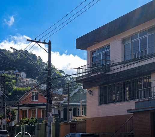 Casa salmão próxima à vila