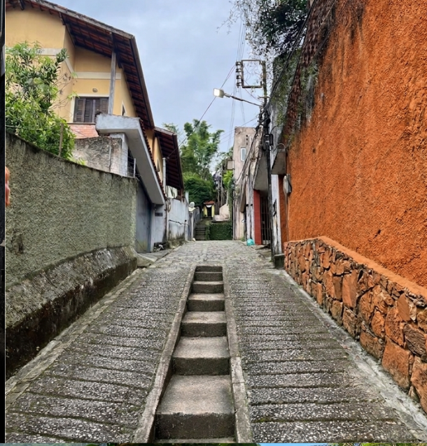 Rampa e escadas de acesso
