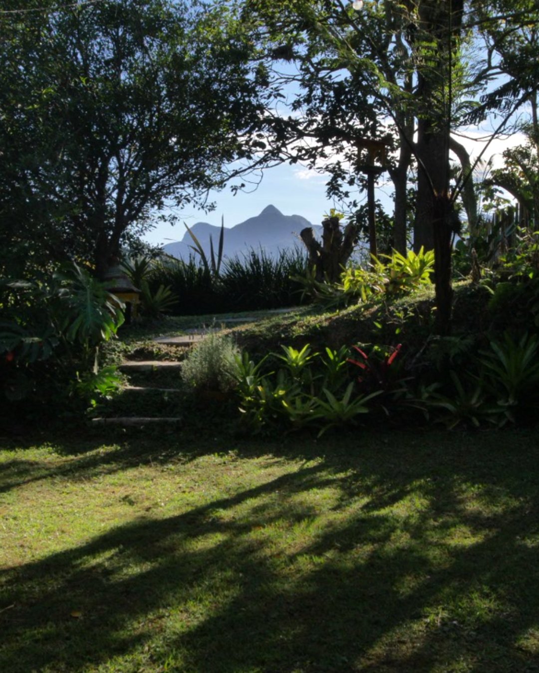 Vista das montanhas de Petrópolis a partir do jardim do Ganga