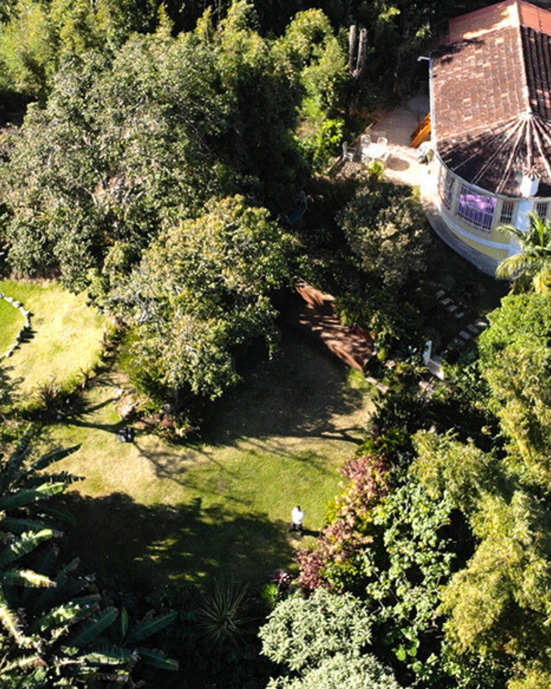 Vista aérea do Ganga Bistrô cercado pela natureza